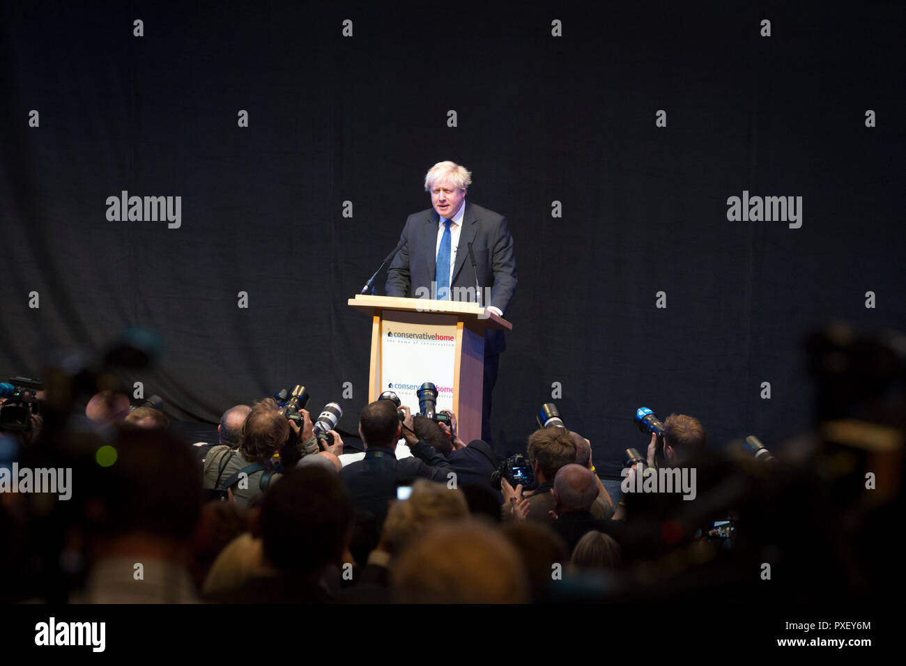 © Chris Bull. 2/10/18 BIRMINGHAM , Royaume-Uni. Conférence du parti conservateur à la CPI à Birmingham , Angleterre , aujourd'hui (mardi 2 Oct 2018). Boris Johnson parle à un parti conservateur Accueil marge. Au cours de l'allocution qu'il a lancé une attaque sur le plan Brexit Mai et sur les politiques du parti travailliste. Crédit photo : CHRIS BULL Banque D'Images