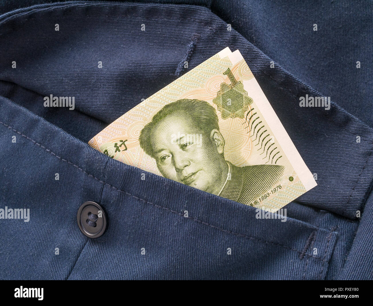 Yuan Renminbi chinois / billets avec pocket - métaphore de revenus personnels, les salaires chinois, les niveaux de salaire, la Chine industrie de l'habillement. Banque D'Images