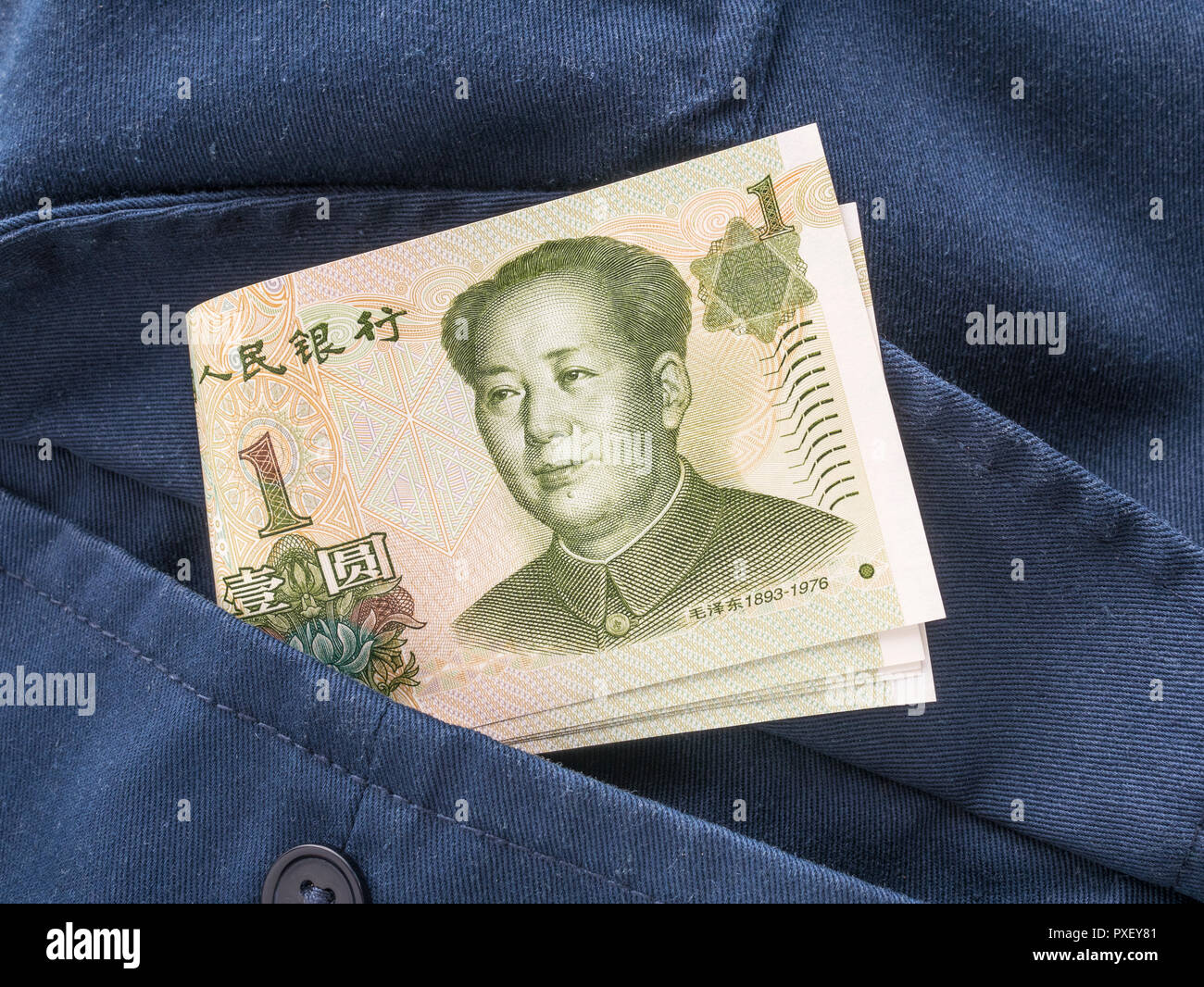 Yuan Renminbi chinois / billets avec pocket - métaphore de revenus personnels, les salaires chinois, les niveaux de salaire, la Chine industrie de l'habillement. Banque D'Images