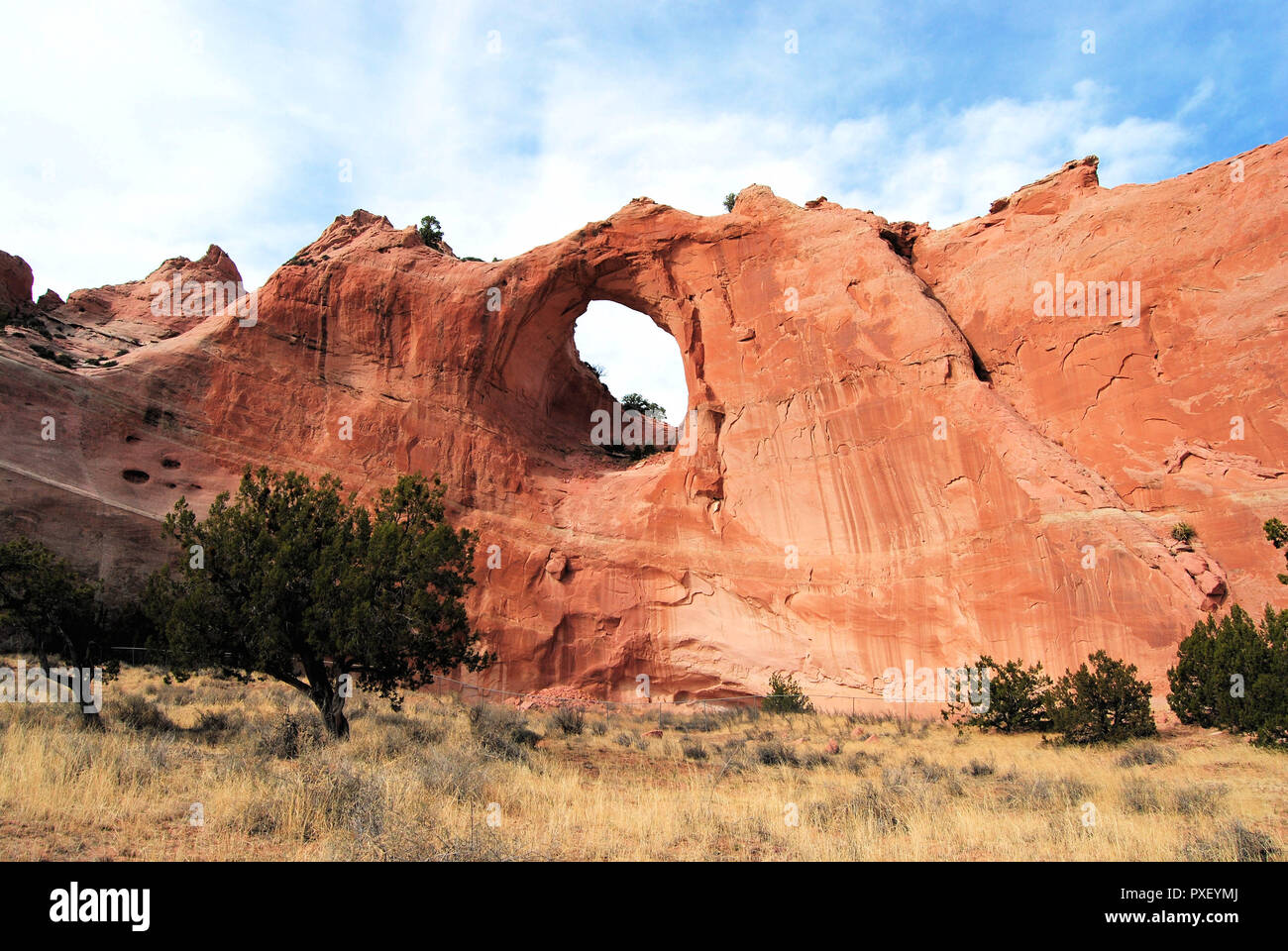 Tségháhoodzání, la fenêtre ''Rock'', passage de grès rouge situé dans le comté de l'Arizona, étape importante pour la nation Navajo d'Amérique du Nord Banque D'Images