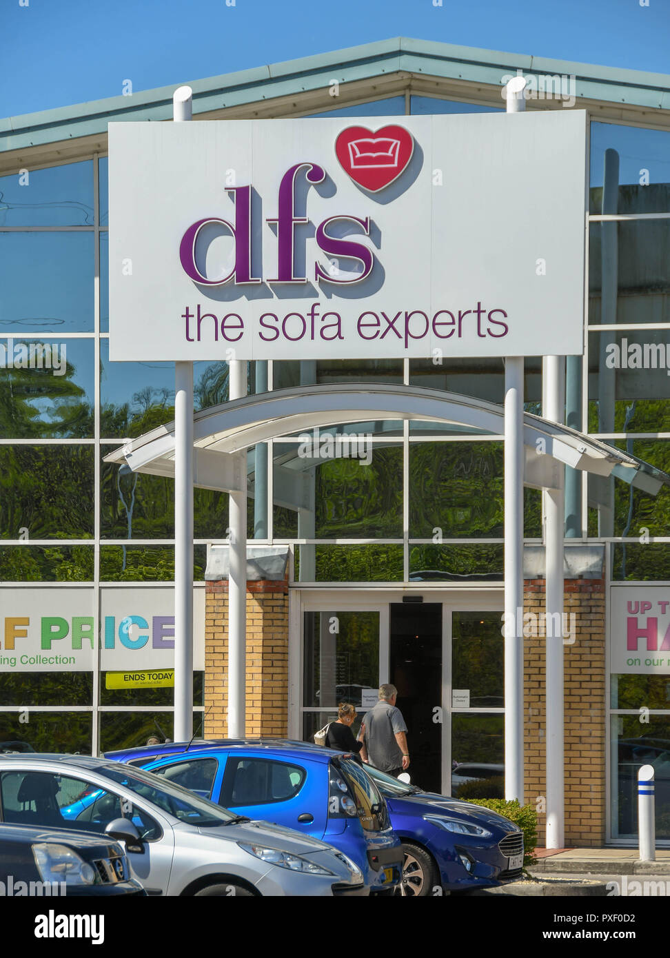 Vue extérieure de la direction générale de la DFS détaillant de meubles dans LLlantrisant dans le sud du Pays de Galles Banque D'Images