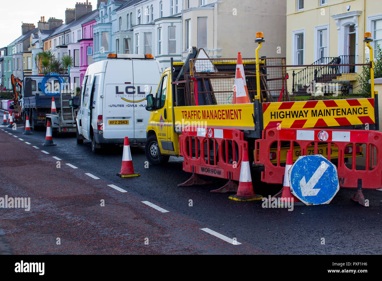 11 octobre 2018 les restrictions routières durant la réparation d'une conduite d'eau a éclaté sur la route côtière Seacliff à Bangor comté de Down en Irlande du Nord. Banque D'Images