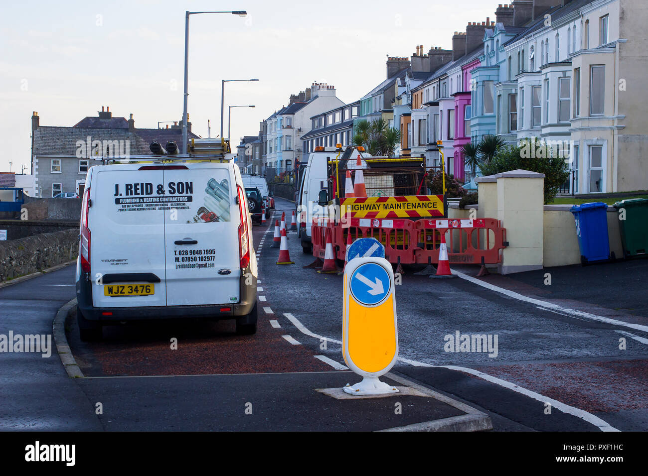 11 octobre 2018 les restrictions routières durant la réparation d'une conduite d'eau a éclaté sur la route côtière Seacliff à Bangor comté de Down en Irlande du Nord. Banque D'Images