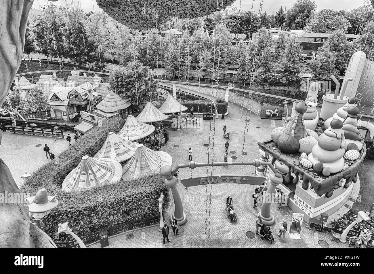 CASTELNUOVO DEL GARDA, ITALIE - 1 mai : Vue aérienne à l'intérieur de parc d'attractions Gardaland, près du lac de Garde, Italie, le 1 mai 2018. Le parc attire près de 3 mil Banque D'Images