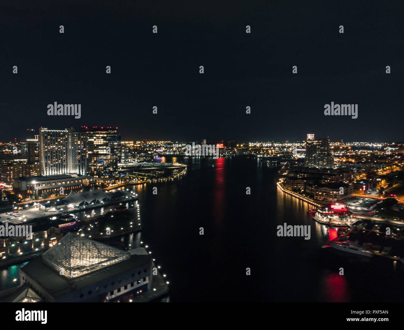 Vue aérienne de l'Inner Harbor de Baltimore dans la nuit. Banque D'Images