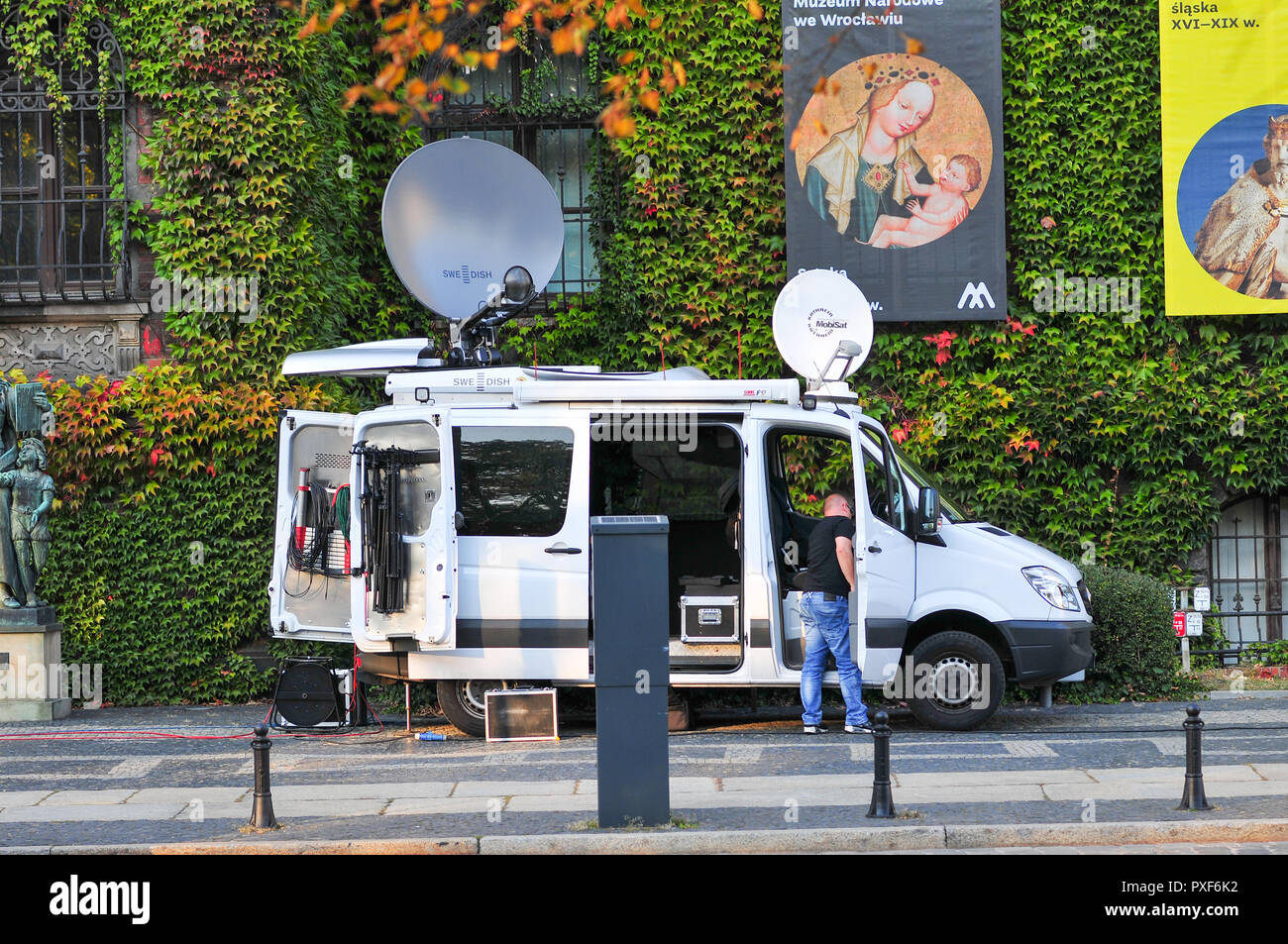 Des cars de télévision van en face du Musée National à Wroclaw, Pologne Banque D'Images