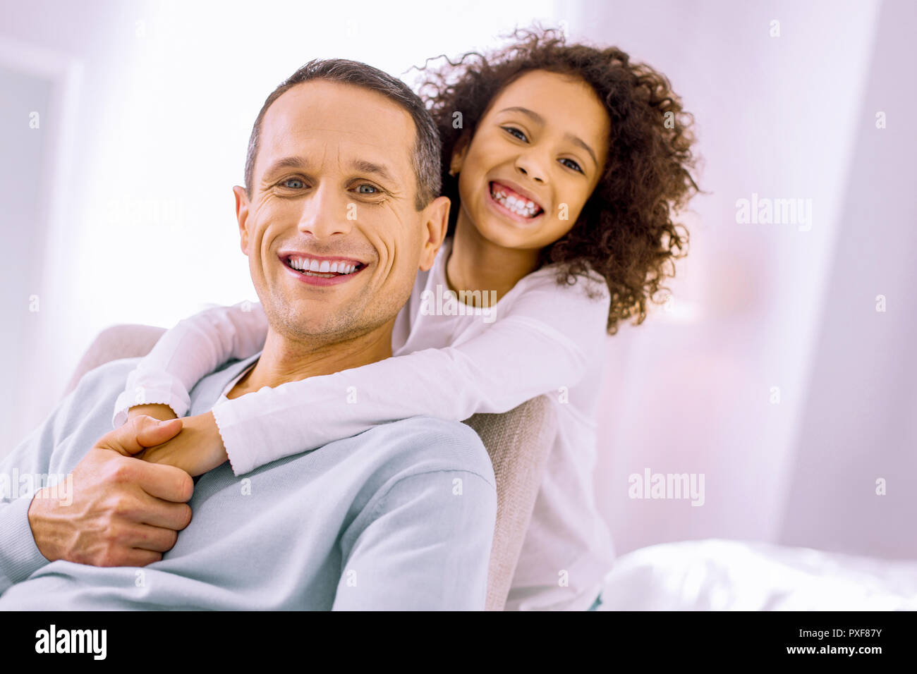 Portrait de famille heureuse que posant sur camera Banque D'Images