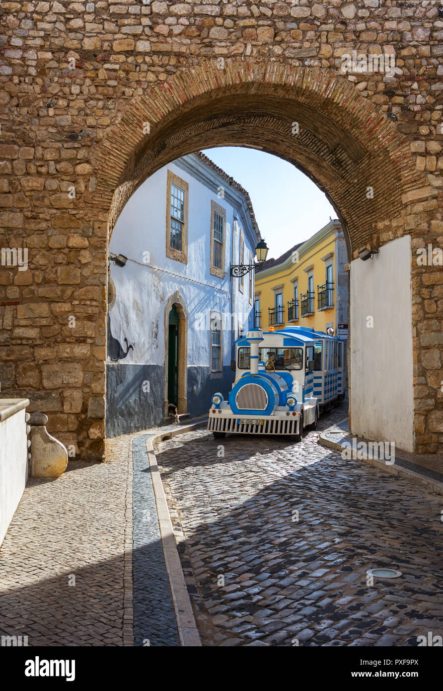 Faro, Algarve, Portugal- Avril 29, 2018 : tram touristique passant par les étroites rues sinueuses du centre historique de Faro Banque D'Images