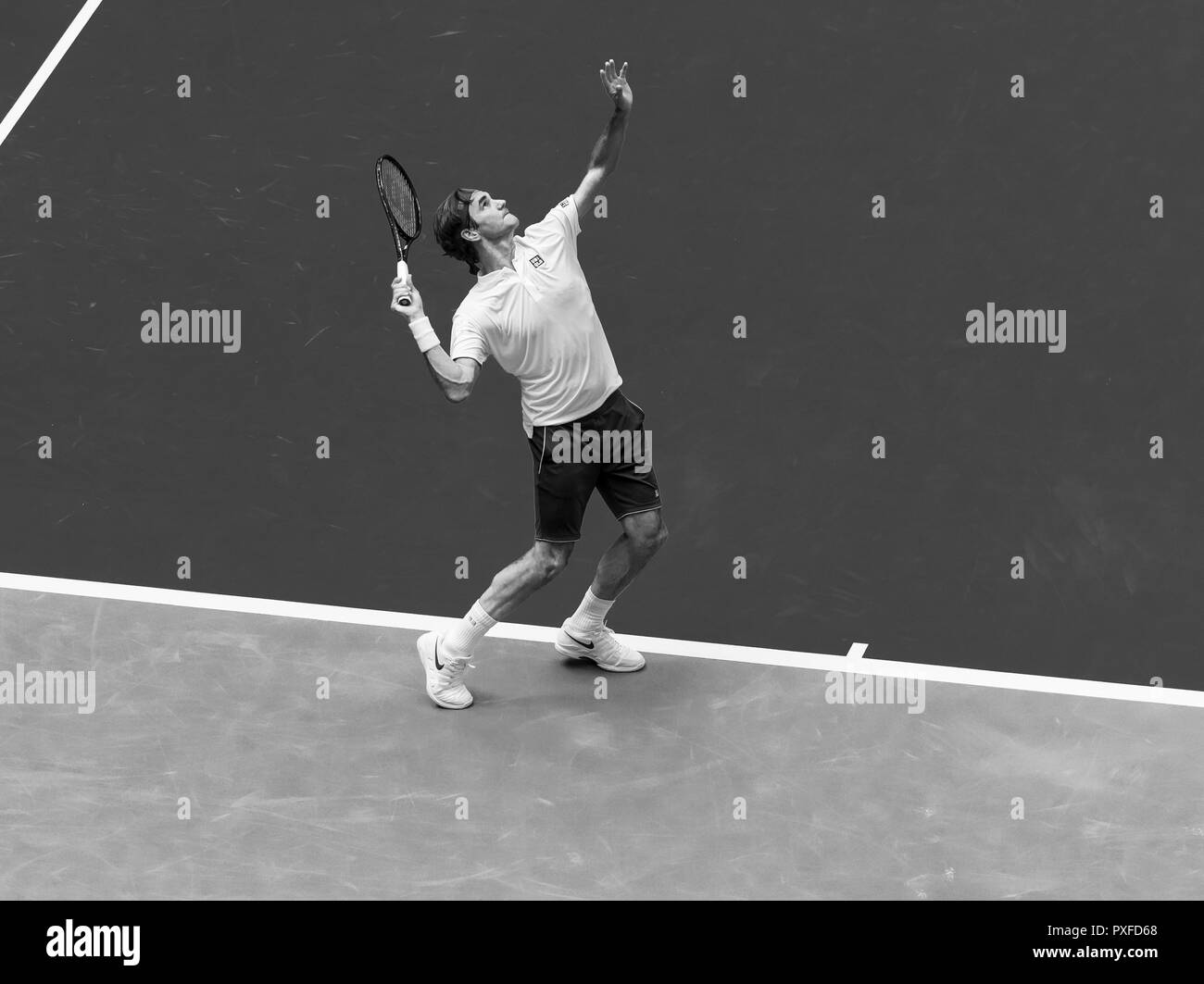 New York, NY - 30 août 2018 : Roger Federer sert de la Suisse au cours de l'US Open 2018 2ème tour match contre Benoit Paire de la France à l'USTA Billie Jean King National Tennis Center Banque D'Images
