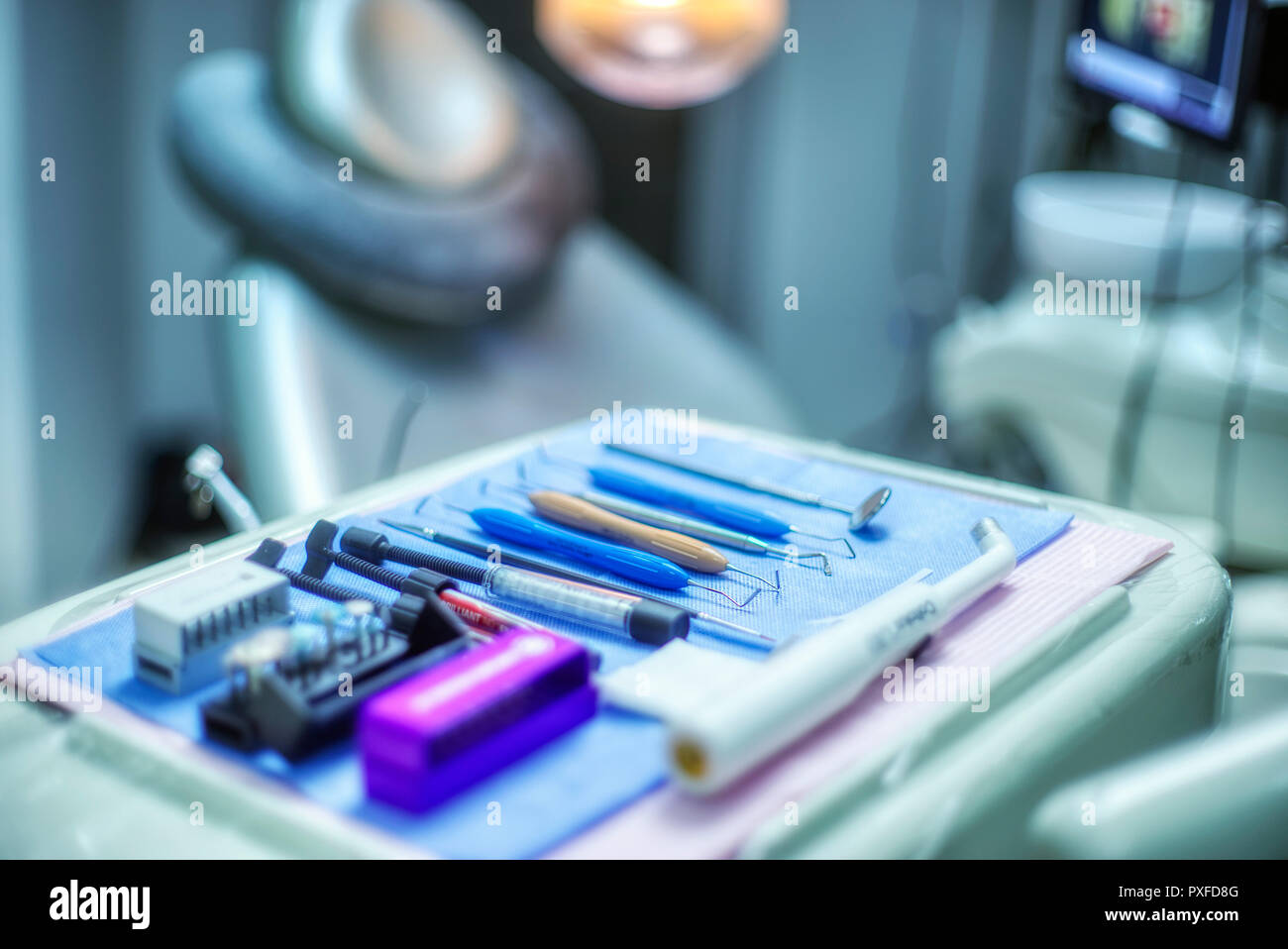 Focus sélectif des équipements dentaires nécessaires et outil de travail pour dentiste et président d'arrière-plan du bureau médical de flou artistique et des tons bleu froid. Banque D'Images