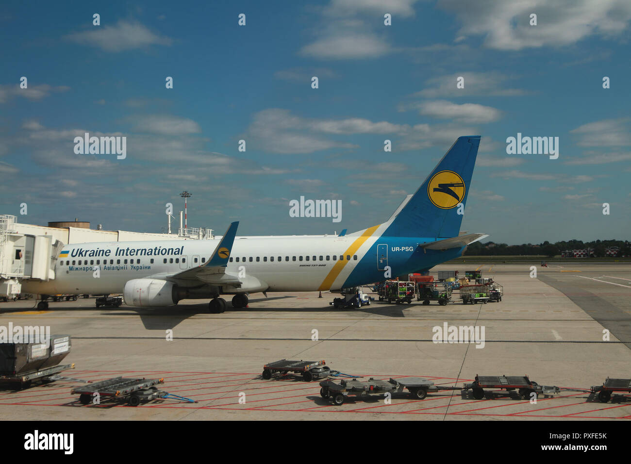 Milan, Italie - 25 Sep 2018 : Plan de airline 'Ukraine International Airlines' à teleladder in airport Banque D'Images