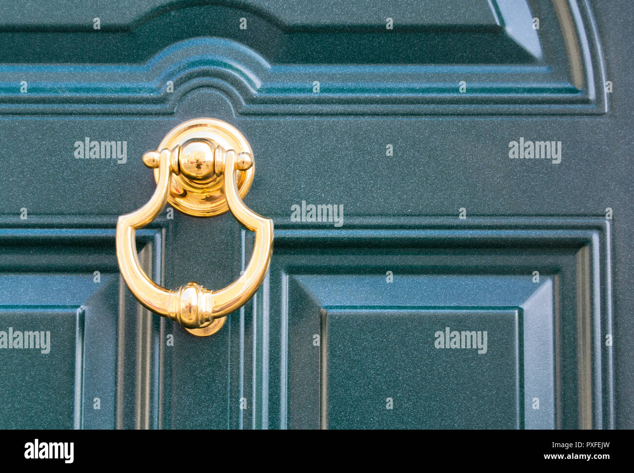 08 09 2018 Archi, Italie - golden heurtoir sur une porte sombre traditionnel Banque D'Images