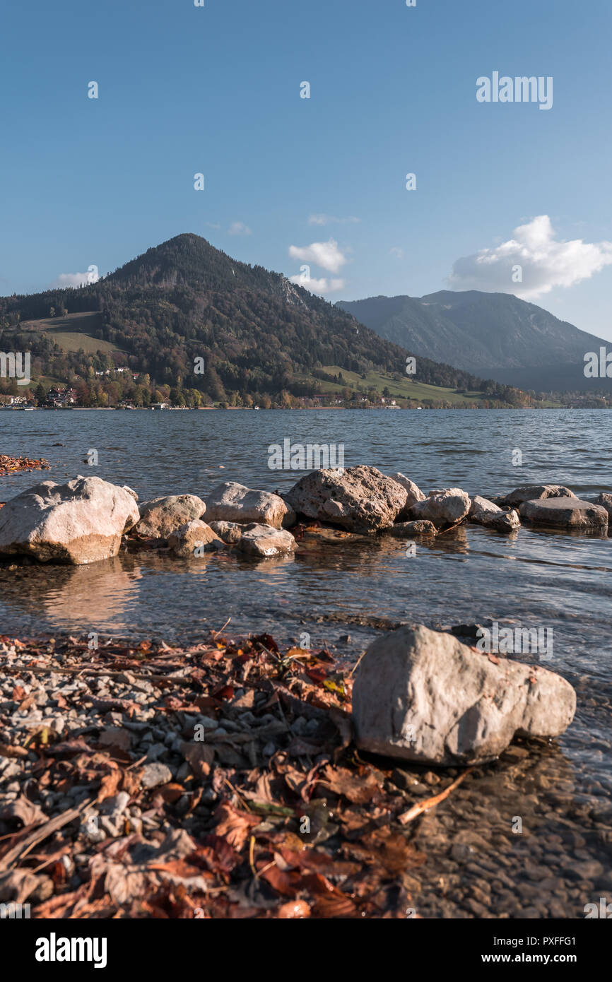 Les couleurs de l'automne à Schliersee dans les montagnes bavaroises. Avec les feuilles d'automne au premier plan. Banque D'Images