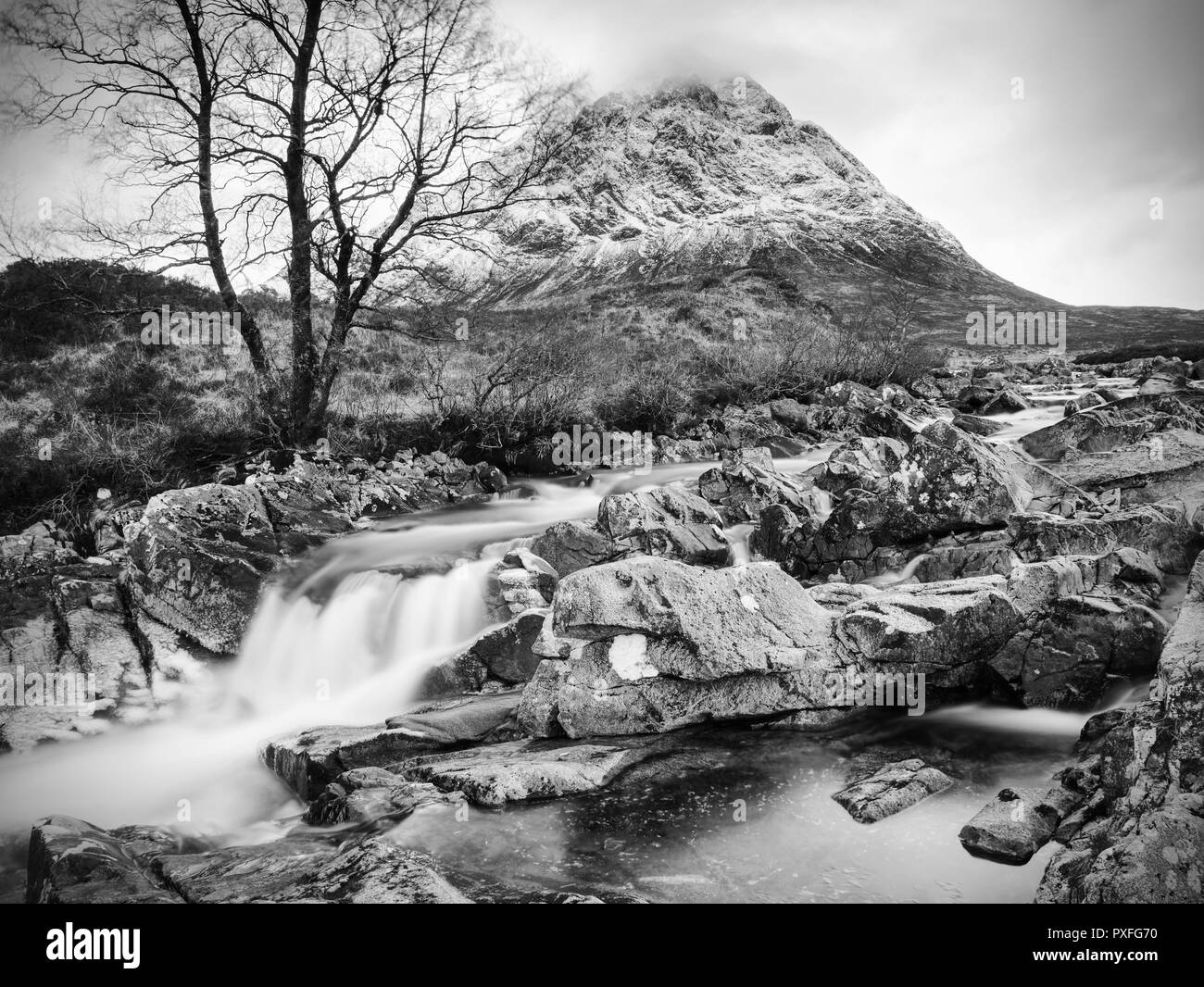 Le pic de Dearg Stob Buachaille Etive Mor à l'entrée de Glen Coe. Highlands écossais au début du printemps. Banque D'Images