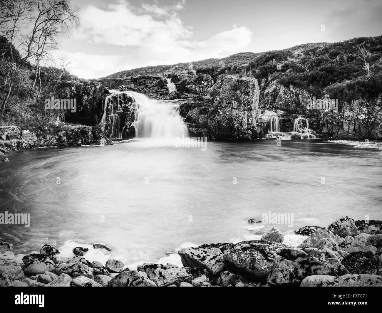 Piscines et cascades dans les nuages pendant la journée en Ecosse. L'eau froide tombe d'étapes de rochers géants Banque D'Images