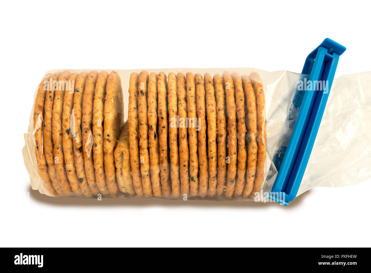 'L'Intrus' un paquet de biscuits emballés sous cellophane claire avec un cracker pliée défectueux illustrant un problème ou d'échec dans le contrôle de la qualité. Banque D'Images