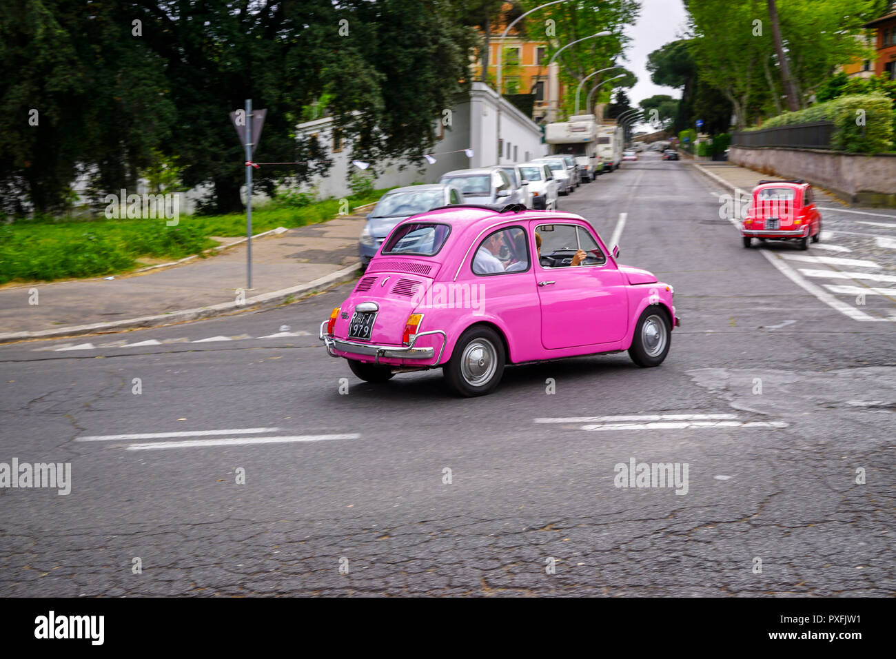 Panoramique d'un classique, rose Fiat 500 Banque D'Images
