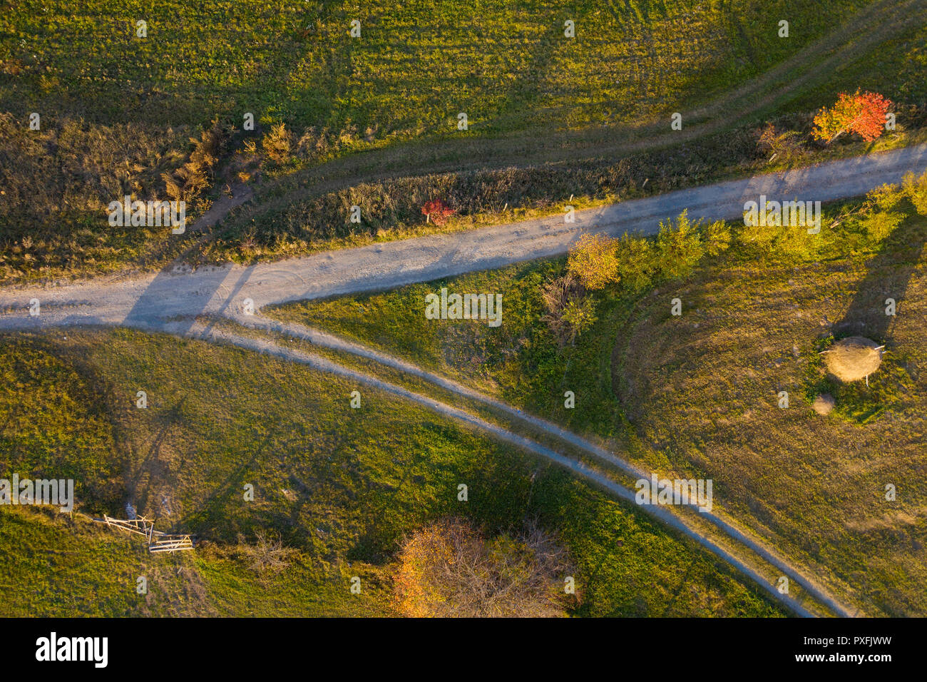 Drone aérien vue d'un chemin de terre à l'automne campagne Banque D'Images