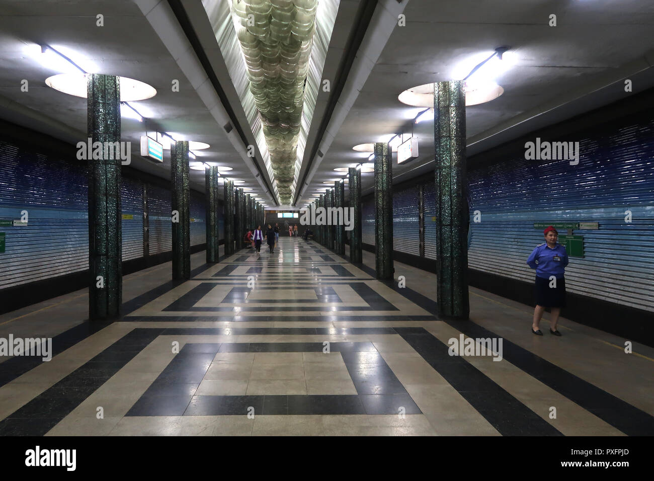 Kosmonavtlar Station au métro de Tachkent en Ouzbékistan. Le métro de Tachkent construit dans l'ancienne URSS est l'un des deux systèmes de métro actuellement en Asie centrale et ses stations sont parmi les plus décorés dans le monde. Banque D'Images