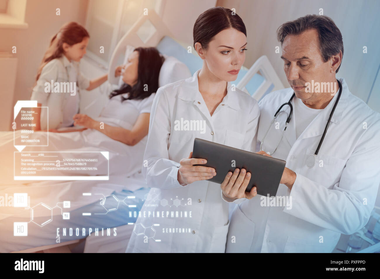 Calme nurse holding a tablet moderne à la recherche et le médecin Banque D'Images
