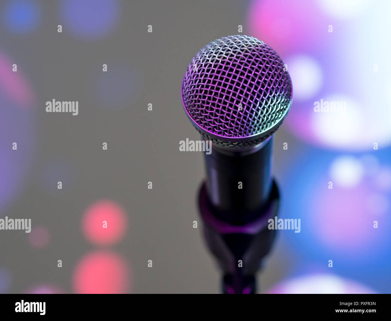 Le microphone sur le stand au disco club close up avec des lumières à l'arrière-plan Banque D'Images