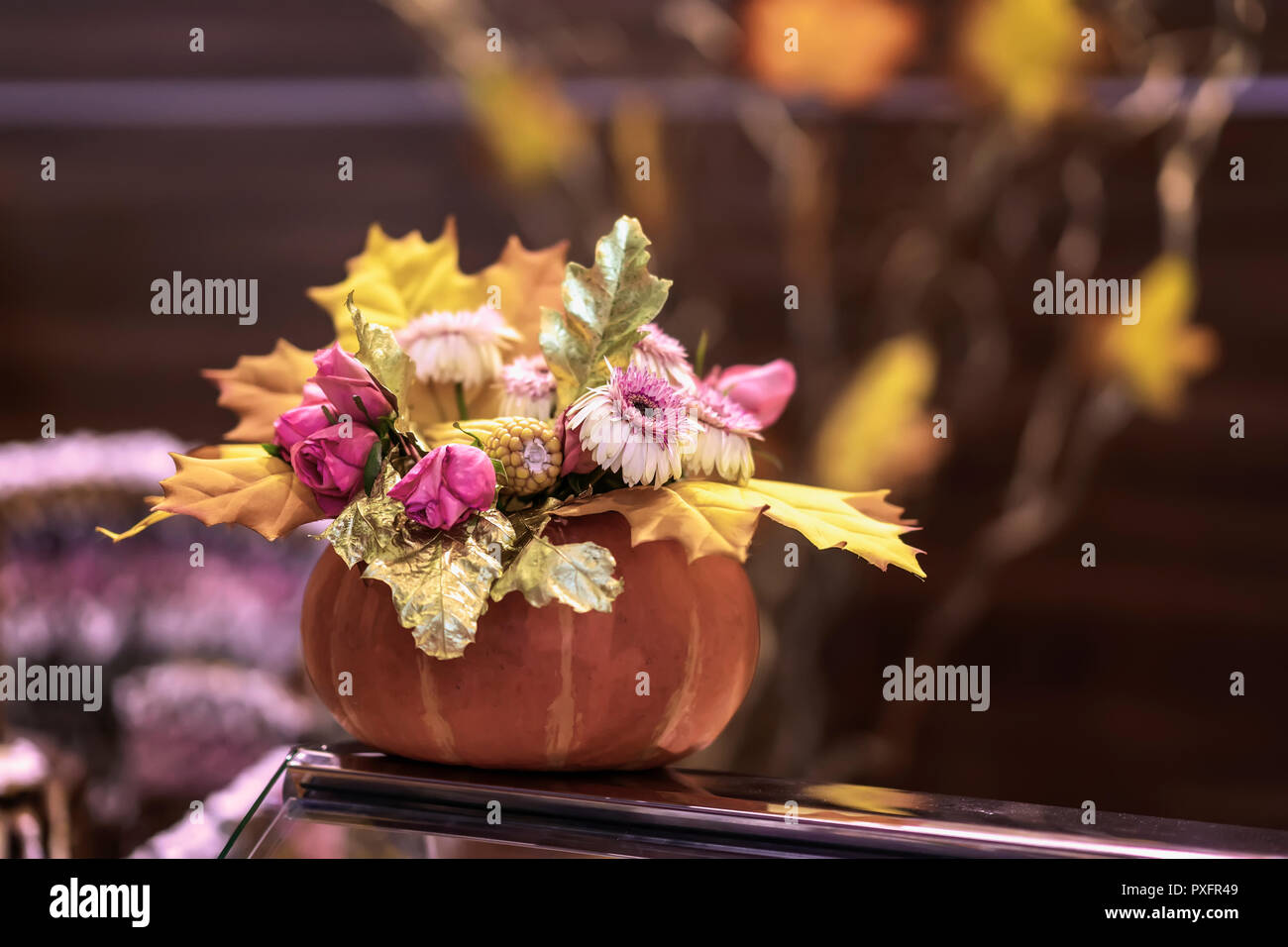 Fleurs dans la citrouille. L'action de grâce et l'Halloween décoration  festive et concept. Arrière-plan de l'automne, l'automne Photo Stock - Alamy