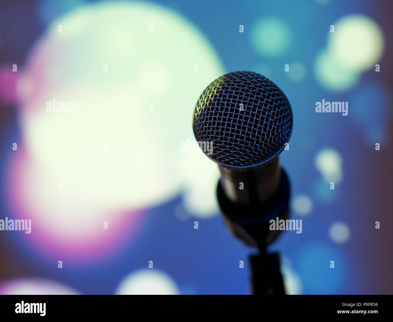 Microphone avec lumières disco au contexte close up Banque D'Images
