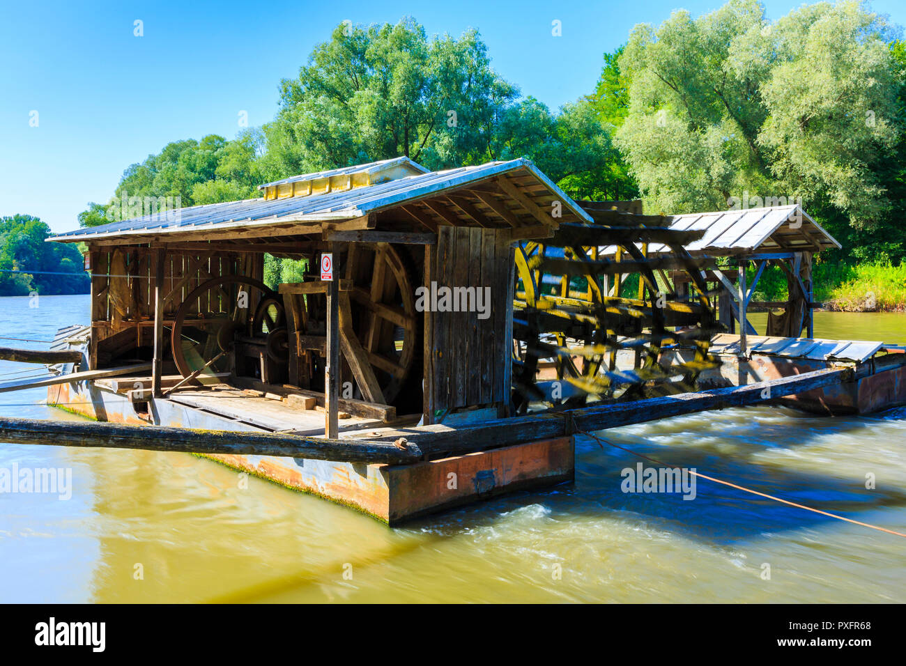 Moulins flottants sur la rivière Mura. Banque D'Images