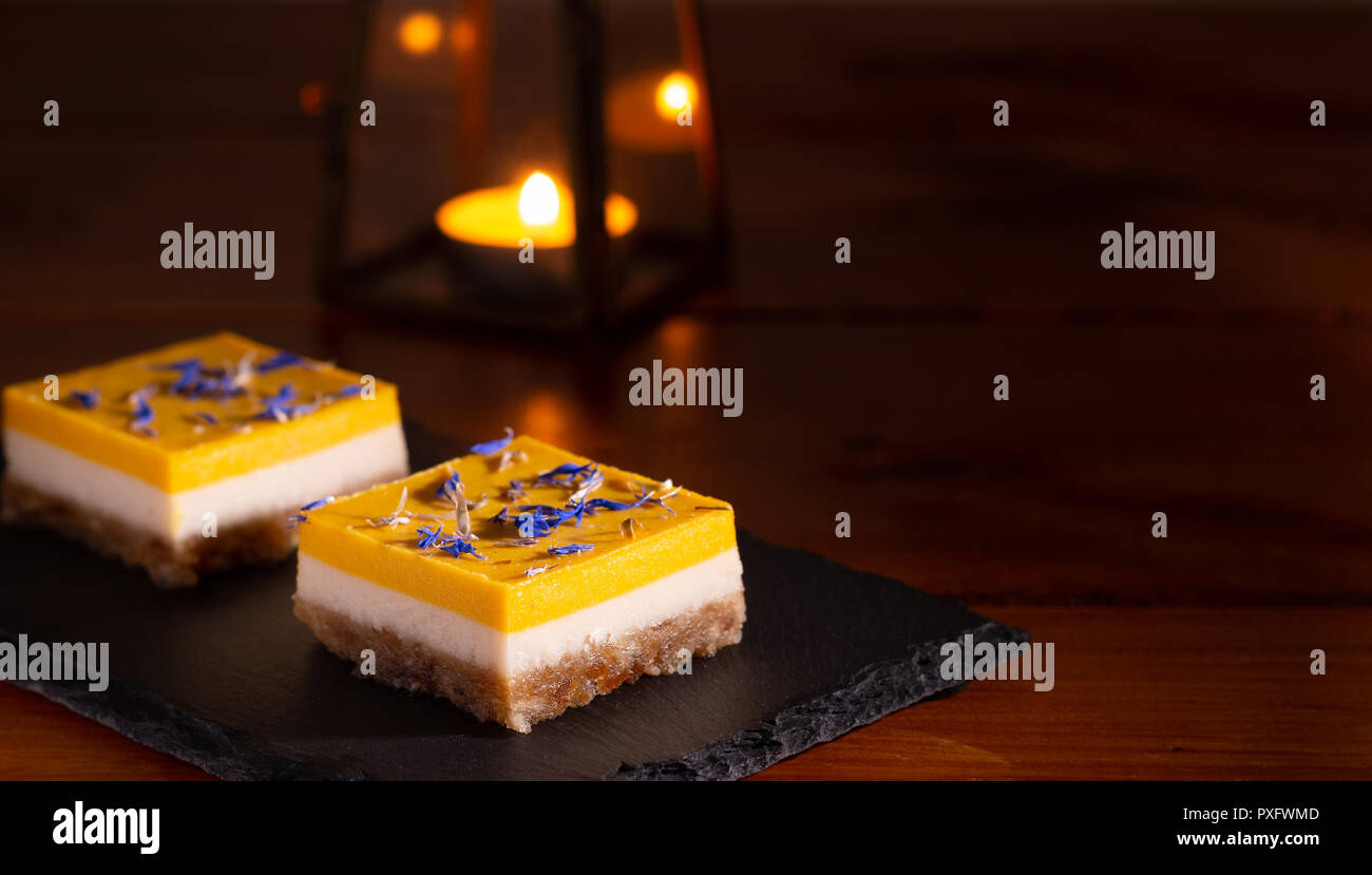 Gateau A La Mangue Et Citron Vert Fait Maison Sur Une Plaque En Pierre Noire Photo Stock Alamy