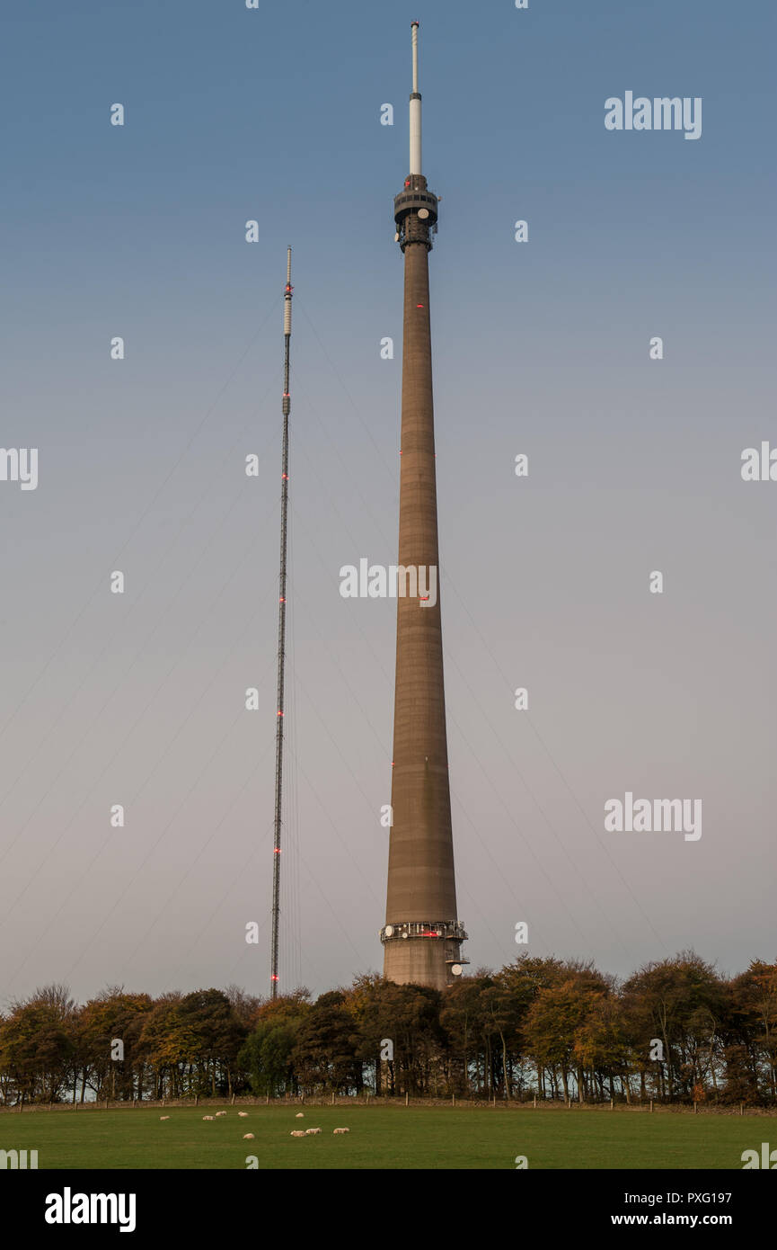 Vue d'Emley Moor Station émettrice (également connu sous le nom de Arqiva Emley Moor Tower) à l'aube du lundi 22 octobre 2108. Banque D'Images