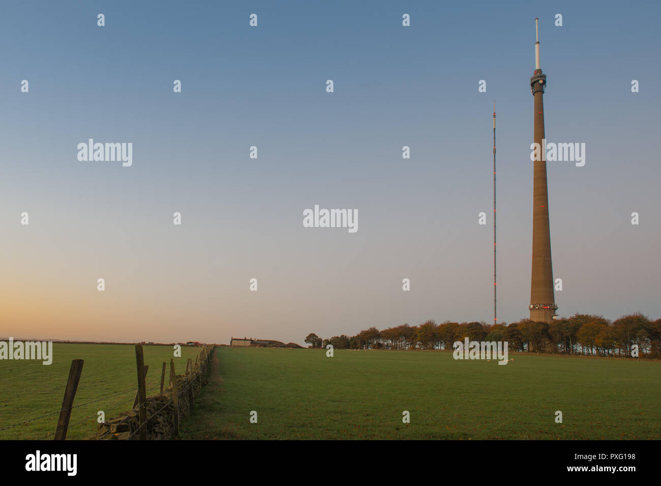 Vue d'Emley Moor Station émettrice (également connu sous le nom de Arqiva Emley Moor Tower) à l'aube du lundi 22 octobre 2108. Banque D'Images