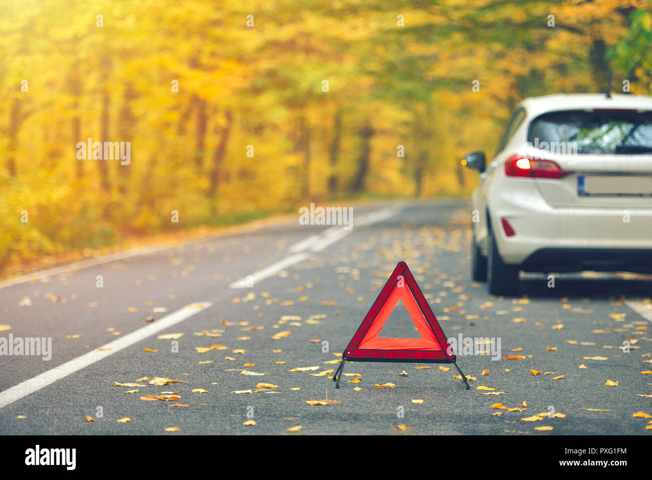 Concept de voiture cassé, panne triangle sur road Banque D'Images