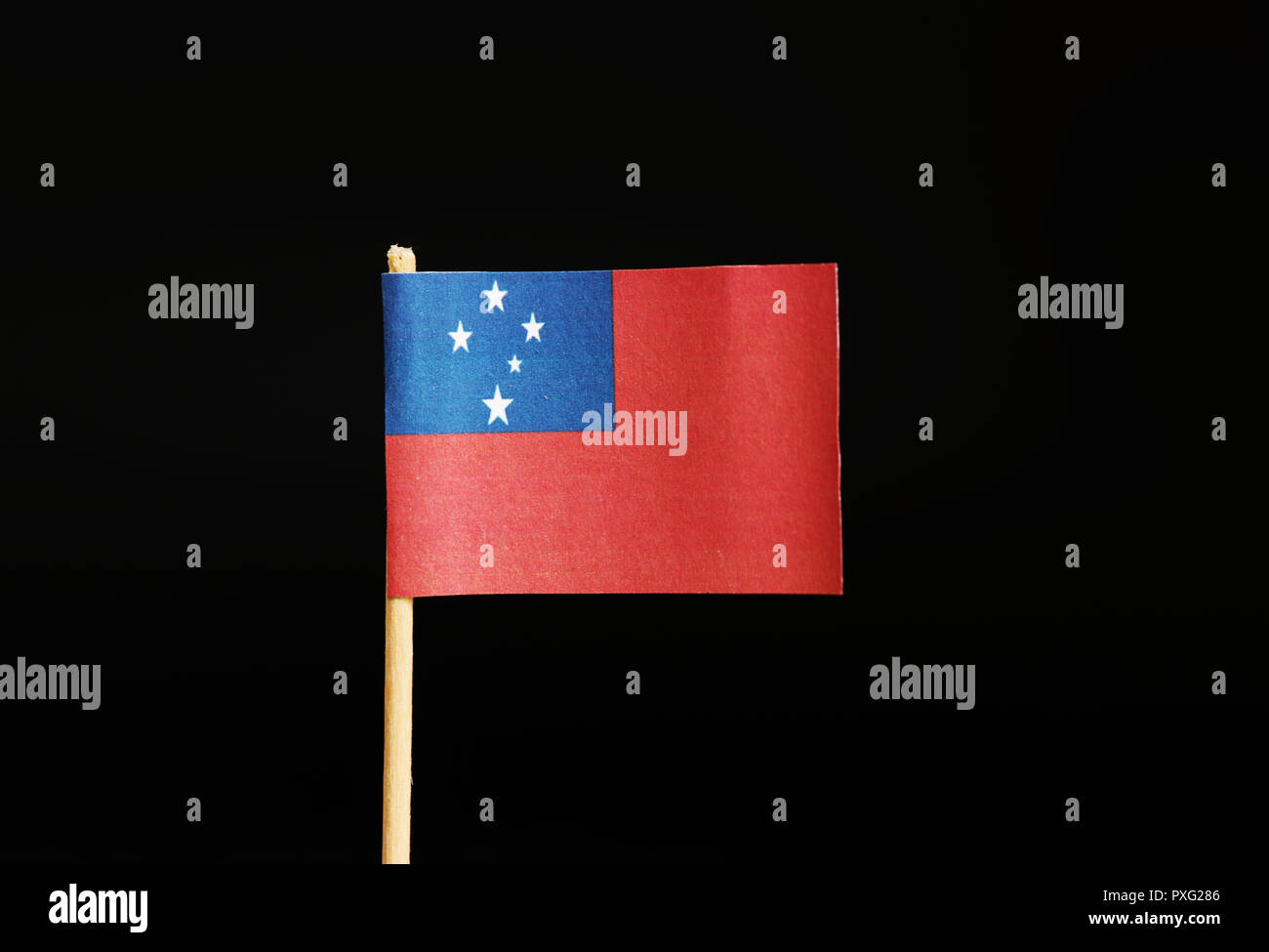 Un beau drapeau national du Samoa au bâton en bois sur fond noir. Un autre État appartient à l'Océanie. Petit état au milieu de l'océan pacifique Banque D'Images