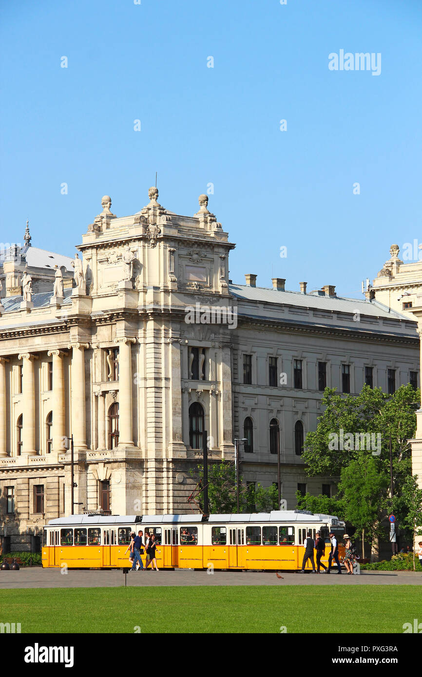 BUDAPEST, HONGRIE - 5 mai 2018 : Ancien Tramway jaune près de Musée Ethnographique sur la Place Kossuth Lajos (ter) dans le centre historique de Budapest Banque D'Images