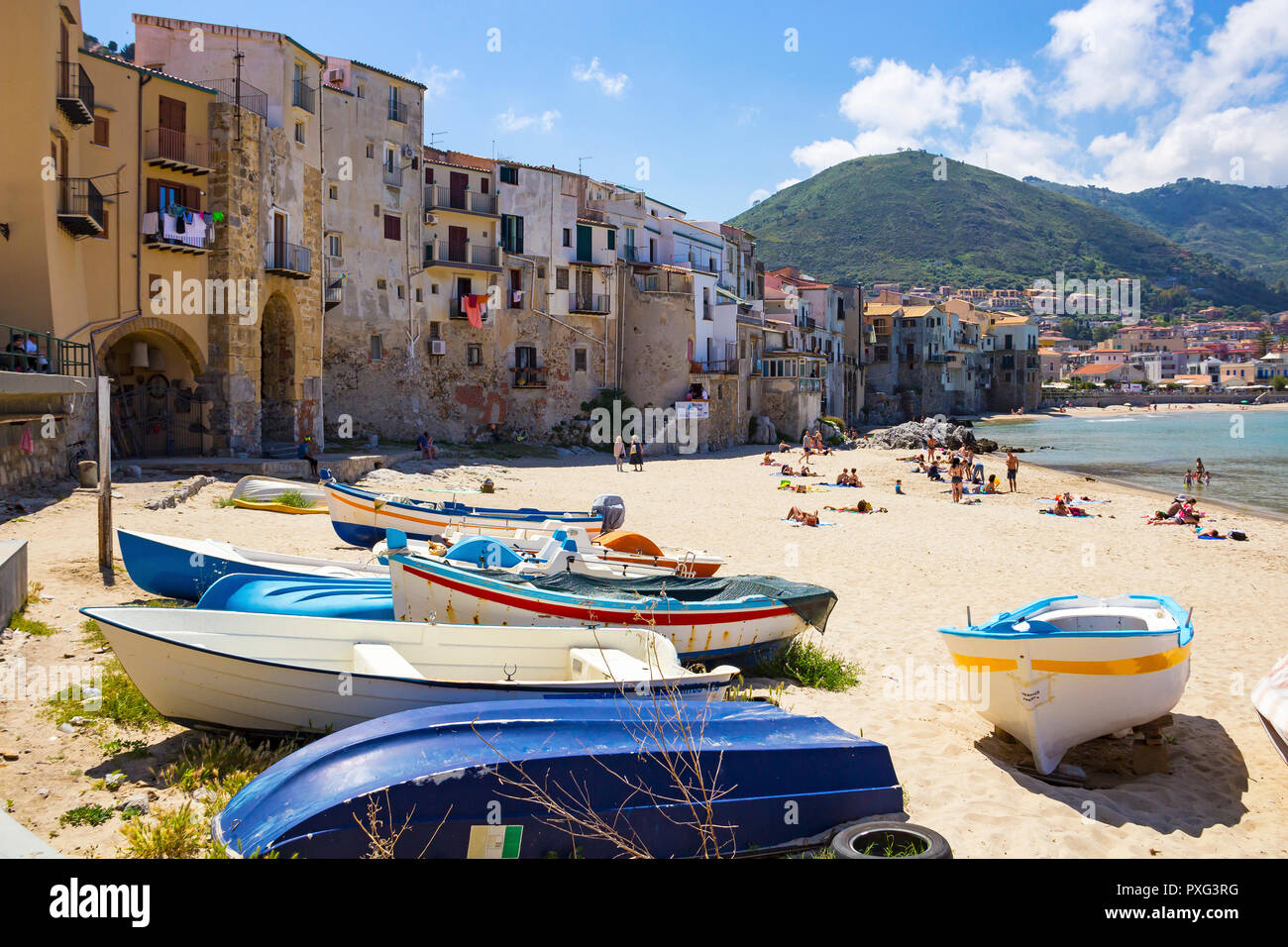 CEFALU, ITALIE - 12 MAI 2018 : Les gens en train de bronzer sur une belle petite plage de Cefalù vieille ville sur mer Méditerranée, Sicile Banque D'Images