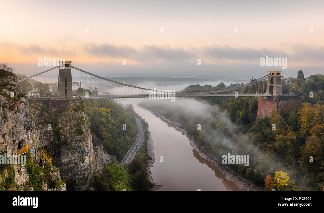 Mist en descente l'Avon Gorge sur un matin d'automne, en passant sous le pont suspendu de Clifton de Brunel. Banque D'Images
