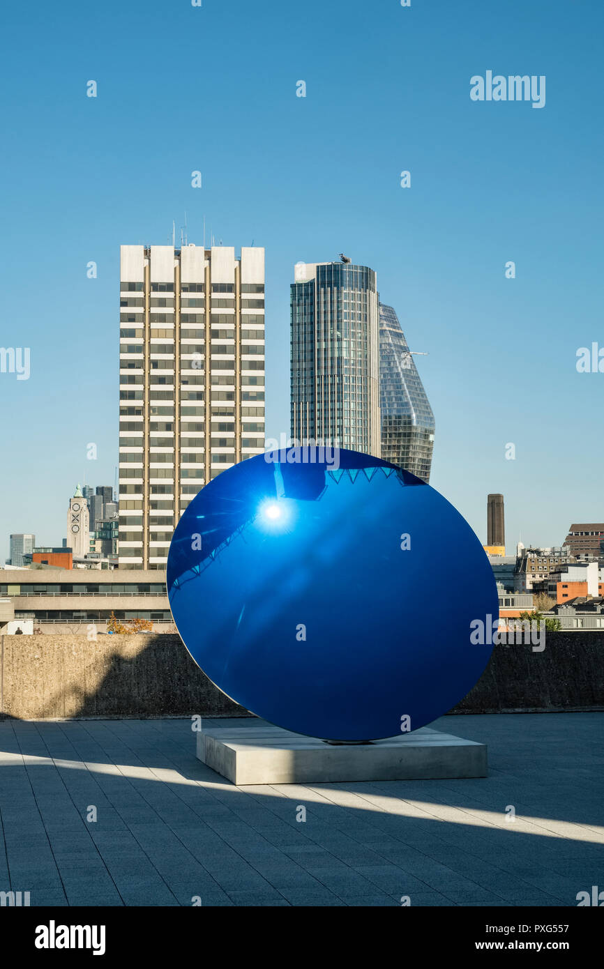 Southbank Centre, Londres, Royaume-Uni. Miroir du ciel, bleu (2016) par le sculpteur Anish Kapoor. Une partie de l'espace Shifters exposition à la Hayward Gallery Banque D'Images
