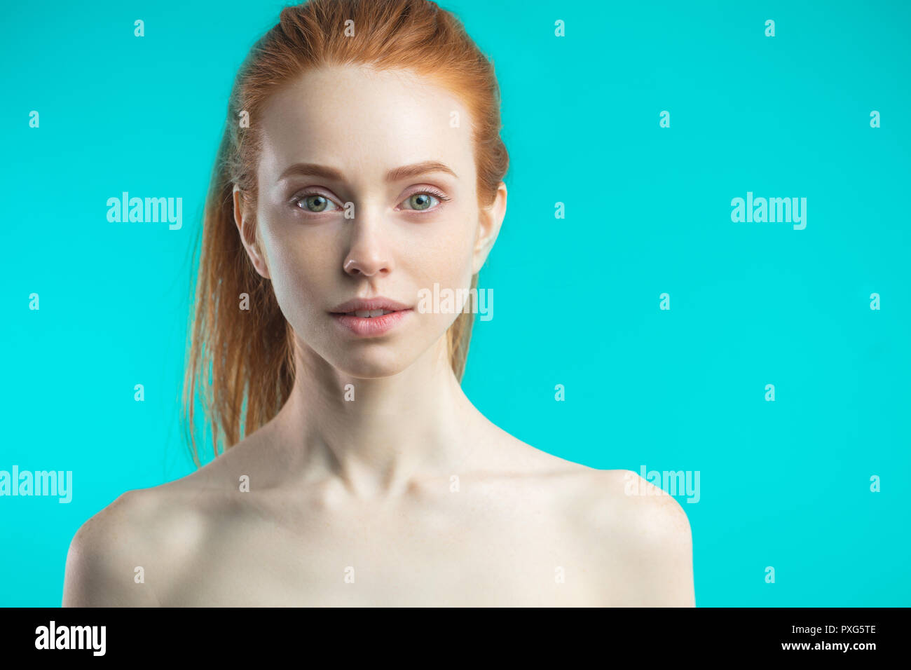 Modèle des femmes de race blanche avec ginger hair posing at studio Banque D'Images