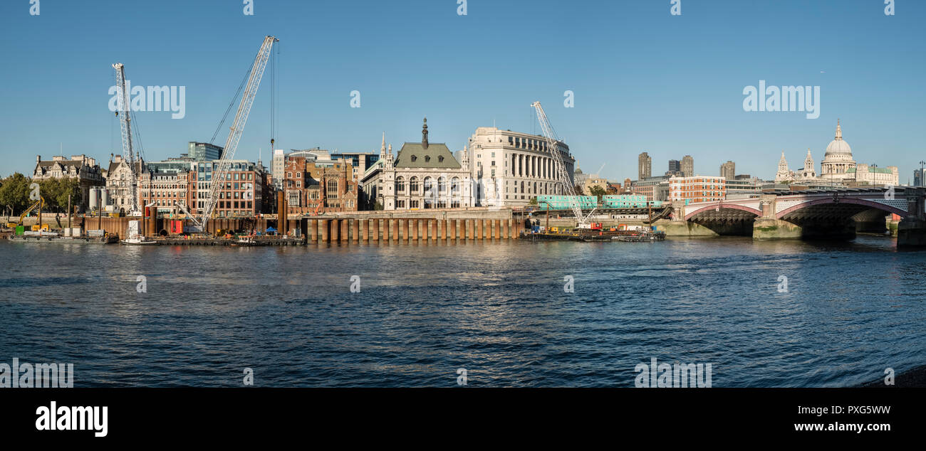 Londres, Royaume-Uni. Vue sur la Tamise à la Victoria Embankment par Blackfriars Bridge de l'estran. Construction d'un nouveau 'super' égout et pier Banque D'Images