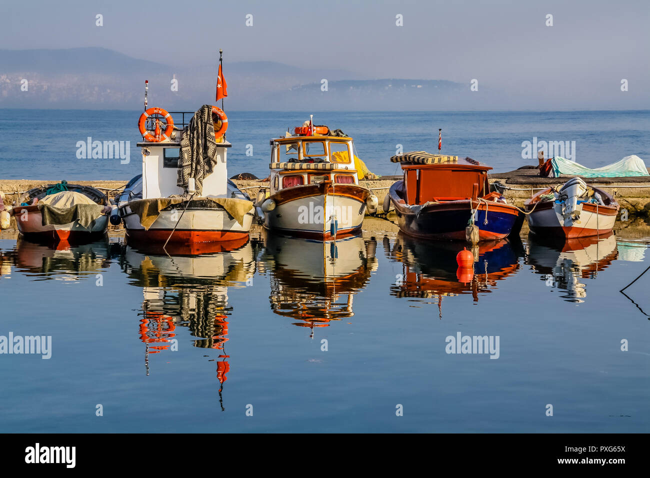 Isanbul, Turquie, le 17 novembre 2010 : bateaux amarrés dans le port sur Kinaliada, l'une des îles des Princes. Banque D'Images