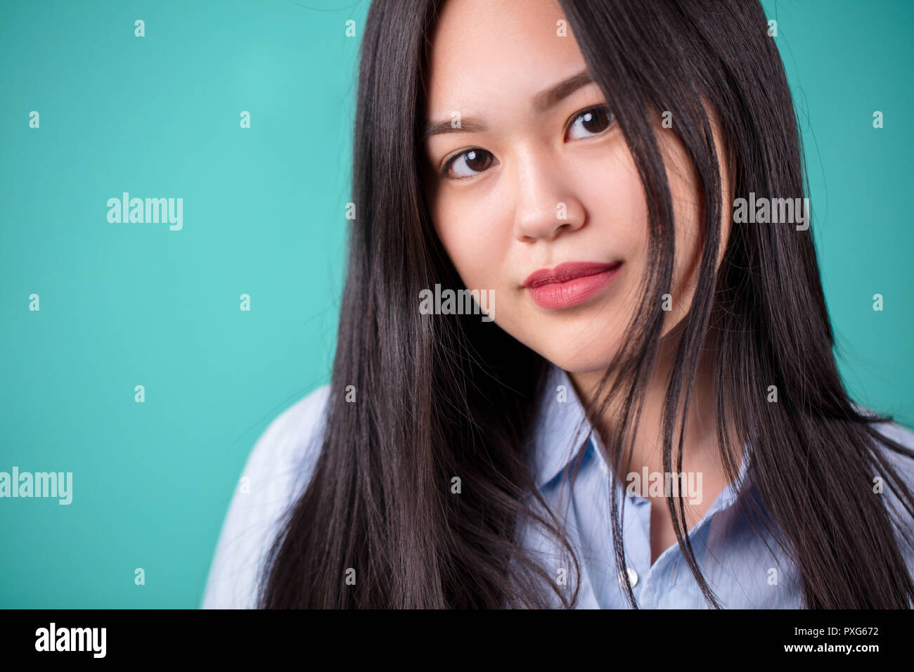 Portrait de femme asiatique cheveux longs avec une chemise blanche Photo  Stock - Alamy