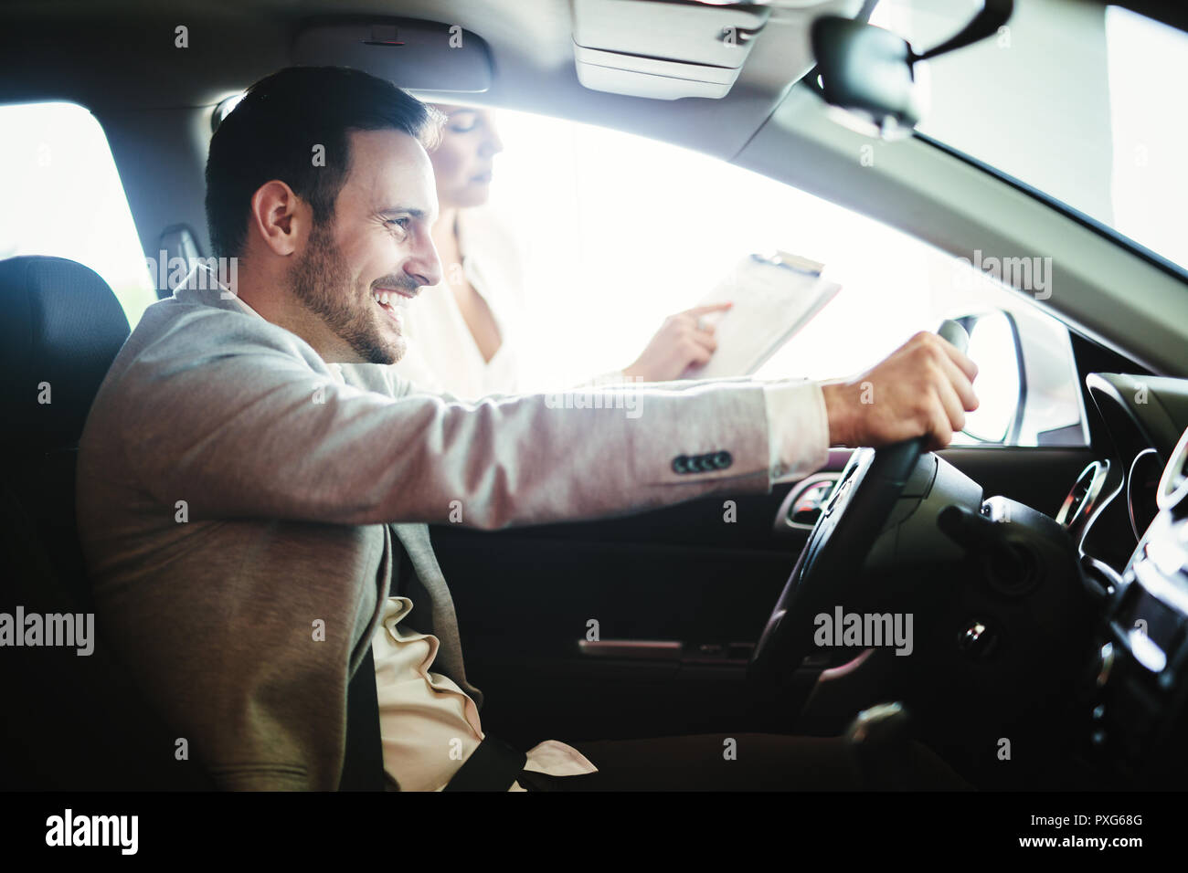 Image de marchand de voiture avec client préparation de l'essai de conduite Banque D'Images