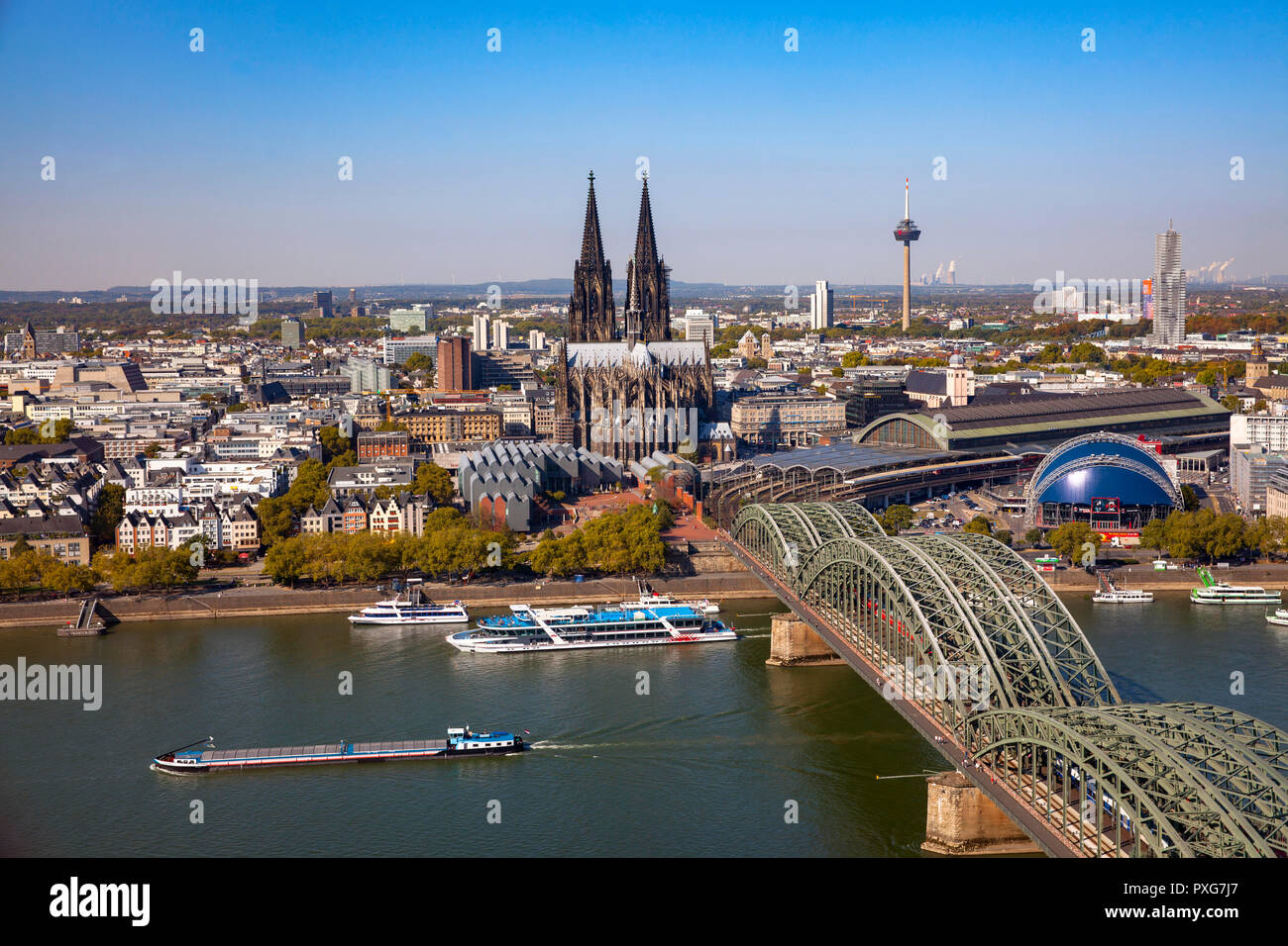 Vue depuis la tour Triangle dans le quartier de Deutz sur le Rhin à la ville avec la cathédrale, pont Hohenzollern, hall de musique encore de n Banque D'Images