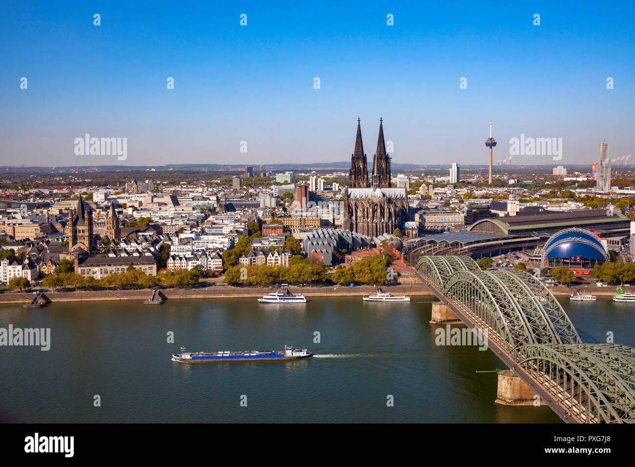 Vue depuis la tour Triangle dans le quartier de Deutz sur le Rhin à la ville avec la cathédrale, pont Hohenzollern, hall de musique encore de n Banque D'Images