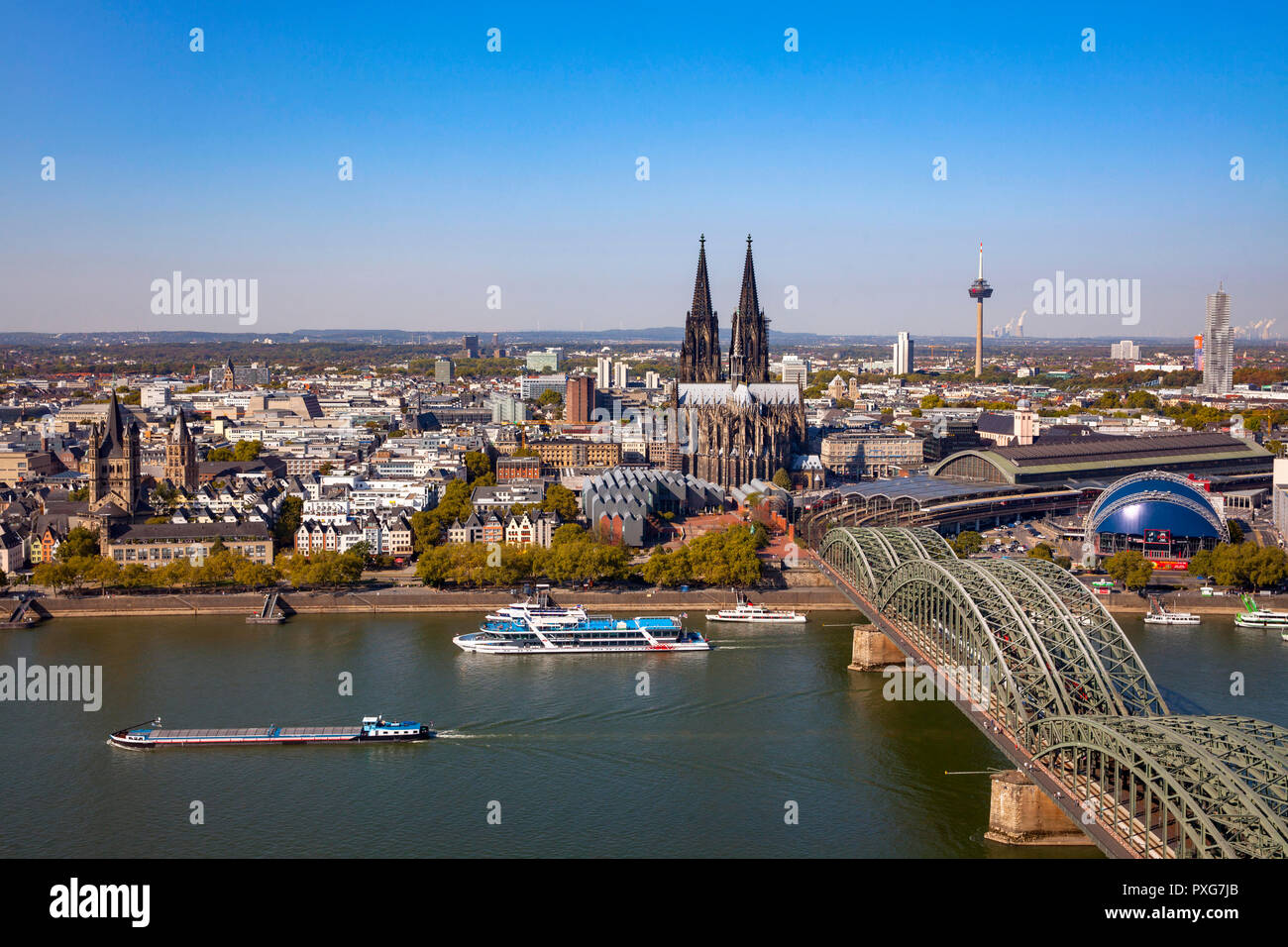 Vue depuis la tour Triangle dans le quartier de Deutz sur le Rhin à la ville avec la cathédrale, pont Hohenzollern, hall de musique encore de n Banque D'Images