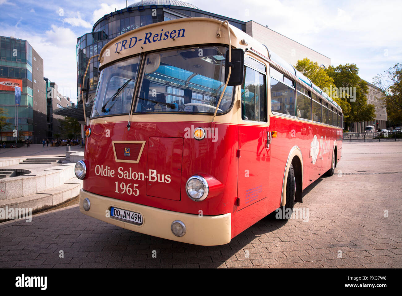 Buessing bus oldtimer de 1965 au SLS Hotel, Cologne, Allemagne. Buessing Oldtimer Reisebus von 1965 Im Mediapark, Koeln, Deutschland. Banque D'Images