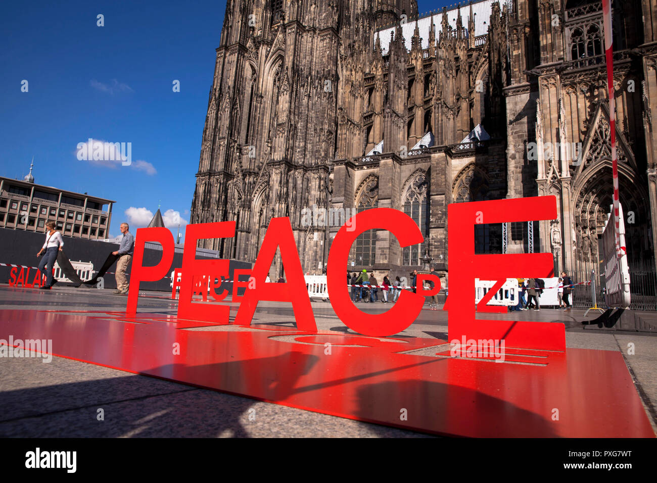 Mot sculptures en face de la cathédrale La cathédrale au cours de 2018, le pèlerinage sculptures montrent le mot paix en 12 langues, Cologne, Allemagne. Banque D'Images