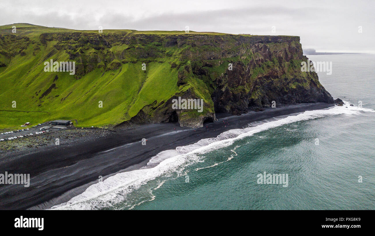 Plage de sable noir de Reynisfjara qui jouit, en Iceand Banque D'Images