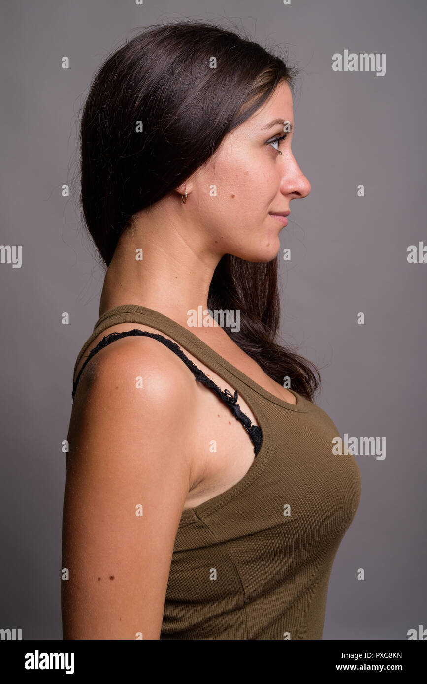 Portrait de jeune femme belle contre l'arrière-plan gris Banque D'Images