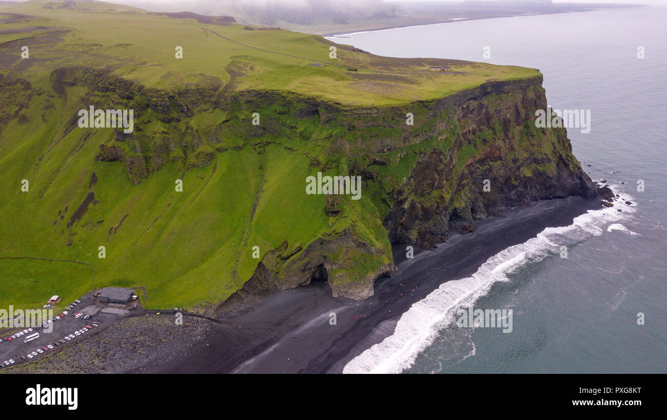 Plage de sable noir de Reynisfjara qui jouit, en Iceand Banque D'Images